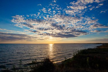 Denizde gün batımı, resim gibi gökyüzü arkaplanı