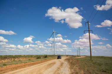 UKRAINE - Temmuz 2020: Ukrayna 'nın Kherson bölgesinde yel değirmeni çiftliği. Avrupa 'da yenilenebilir enerji kullanımı.