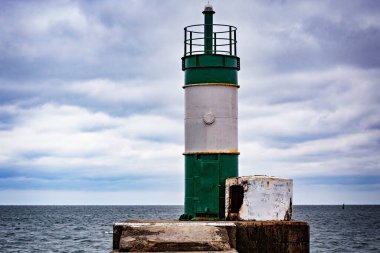 Chornomorsk, Ukrayna - Haziran 2020: Chornomorsk, Ukrayna 'da bulutlu bir günde güzel çizgili deniz feneri