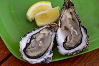 Taze istiridyeler limon dilimleriyle kaplanır.