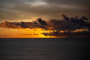 Denizde muhteşem bir gün batımı dramatik sarı renklerle