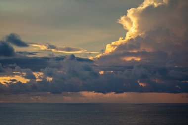 Endonezya, Bali 'de gün batımında Uluwatu uçurumundan muhteşem bir manzara.