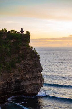 Endonezya, Bali 'de gün batımında Uluwatu uçurumundan muhteşem bir manzara.