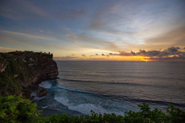 Endonezya, Bali 'de gün batımında Uluwatu uçurumundan muhteşem bir manzara.