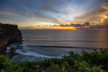 Endonezya, Bali 'de gün batımında Uluwatu uçurumundan muhteşem bir manzara.