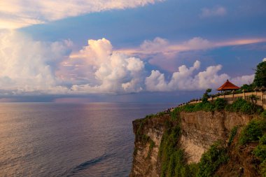 Endonezya, Bali 'de gün batımında Uluwatu uçurumundan muhteşem bir manzara.