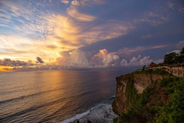 Endonezya, Bali 'de gün batımında Uluwatu uçurumundan muhteşem bir manzara.