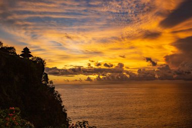 Endonezya, Bali 'de gün batımında Uluwatu uçurumundan muhteşem bir manzara.