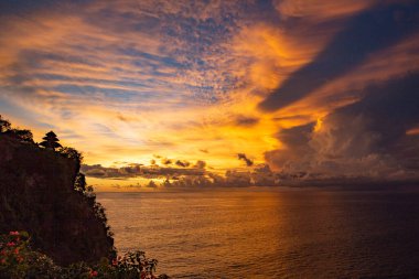 Endonezya, Bali 'de gün batımında Uluwatu uçurumundan muhteşem bir manzara.