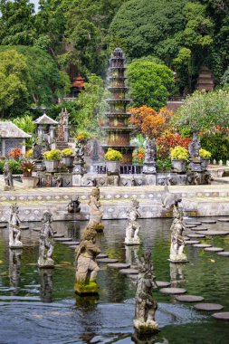 BALI, INDONEZYA - Mart 2020: Taman Tirta Gangga Kutsal Su Tapınağı manzarası Bali, Endonezya