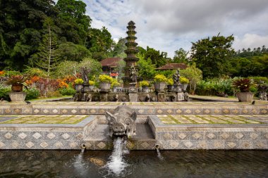 BALI, INDONEZYA - Mart 2020: Taman Tirta Gangga Kutsal Su Tapınağı manzarası Bali, Endonezya