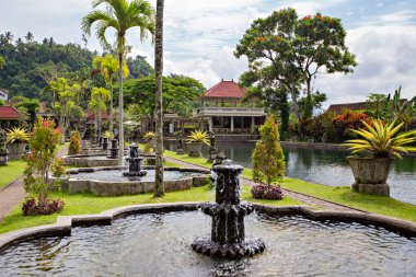Tipik binaları, yemyeşil bitkileri ve ağaçları olan Asya yeşil bahçesi
