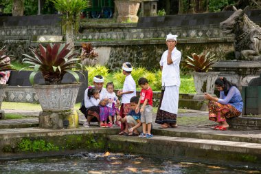 Balili aile geleneksel olarak sabah ayinleri için tapınağı ziyaret eder, Ubud, Bali