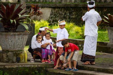 Balili aile geleneksel olarak sabah ayinleri için tapınağı ziyaret eder, Ubud, Bali