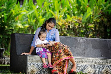 Anne ve kızı Endonezya, Bali 'deki tapınağı ziyaret ediyor.