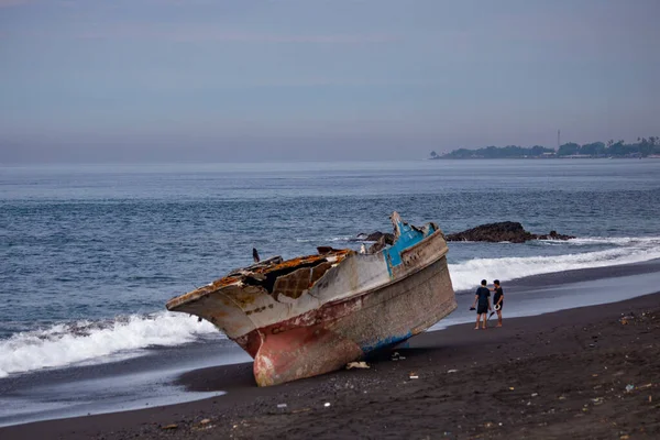 Крушение Судна Пляже Черным Песком Бали Индонезия — стоковое фото