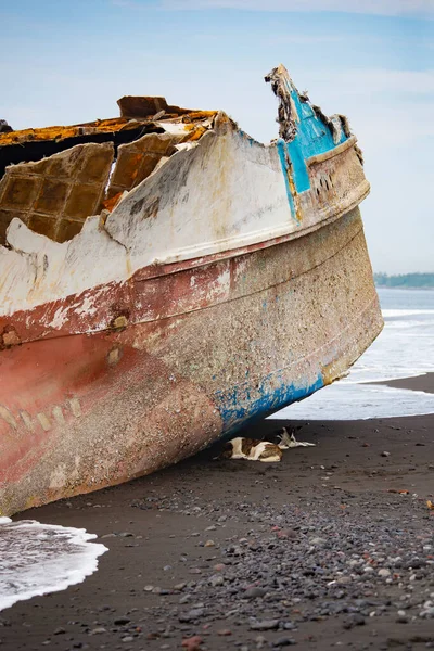 Nave Naufragio Sulla Spiaggia Sabbia Nera Bali Indonesia — Foto Stock