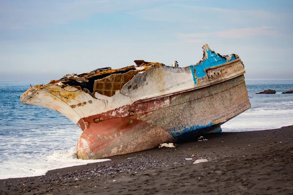 Nave Naufragio Sulla Spiaggia Sabbia Nera Bali Indonesia — Foto Stock