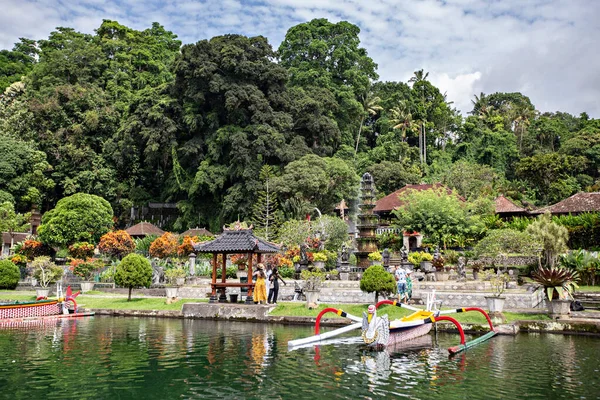Barco Lago Taman Tirta Gangga Vista Del Templo Del Agua — Foto de Stock