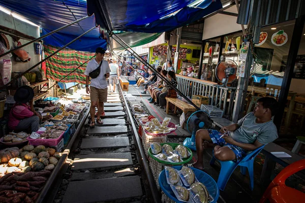 Maeklong Mercato Ferroviario Tradizionale Mercato Thailandese Zona Bangkok Thailandia — Foto Stock
