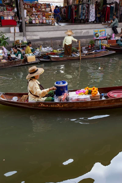 Människor Som Säljer Mat Och Grönsaker Damnoen Saduak Floating Market — Stockfoto