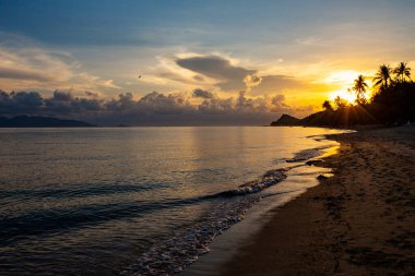 Boş kıyı şeridiyle akşam vakti