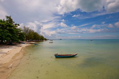 Koh Tao adası, Koh Samui, Tayland 'da tekneleri olan tropik cennet kumlu plajlar. Tayland 'da plaj tatili. Güneşli bir günde tropik Tayland plajı. Koh Tao 'daki Sairee plajı.