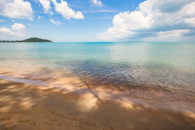 Gün ortasında huzurlu bir deniz manzarası