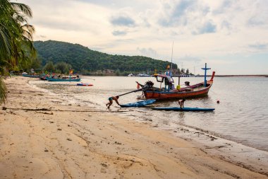 Koh Tao adası, Koh Samui, Tayland 'da tekneleri olan tropik cennet kumlu plajlar. Tayland 'da plaj tatili. Güneşli bir günde tropik Tayland plajı. Koh Tao 'daki Sairee plajı.