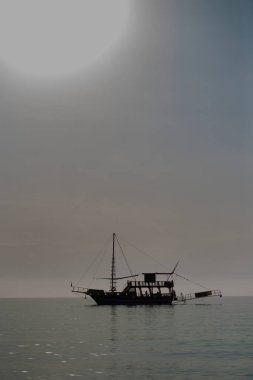 Antalya 'nın Cirali kentinde gün batımında denizde tekne