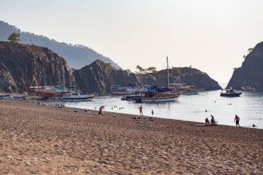 Cirali, Antalya, Türkiye 'de dağlarla çevrili güzel sahil