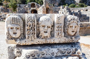 Taş, antik Myra kenti Demre 'de rahatlamayla karşı karşıya