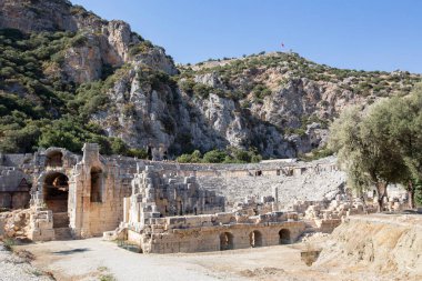 Taş, antik Myra kenti Demre 'de rahatlamayla karşı karşıya