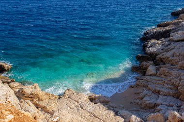 Türkiye ve Antalya bölgesinde turkuaz suyu olan ıssız bir sahil. 