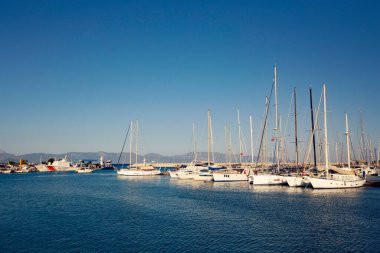 Akşamları iskeleye demirlemiş lüks yatlar.