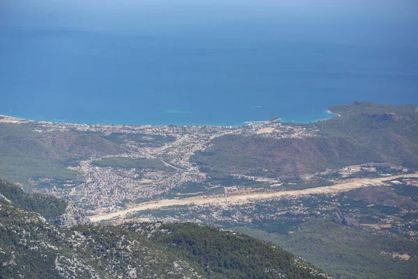 Overdag Uitzicht Bergen Met Blauwe Zee Achtergrond — Stockfoto