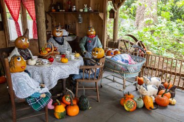 Cadılar Bayramı kurulumu çiftlikteki balkabağı aile karakterlerini içerir