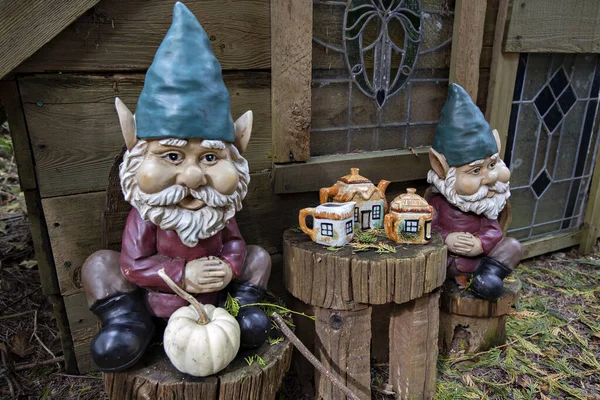 Bahçedeki dekoratif cücelerin yakın çekimi.