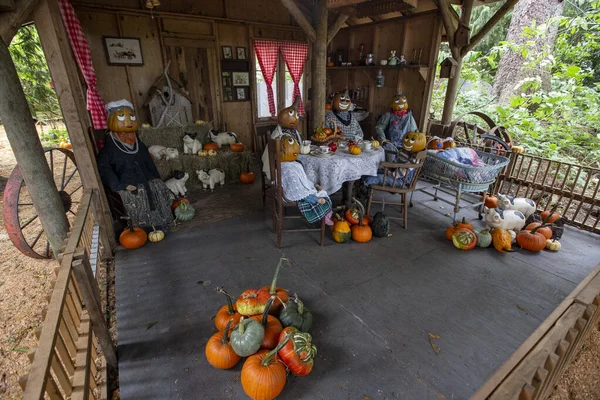Cadılar Bayramı kurulumu çiftlikteki balkabağı aile karakterlerini içerir