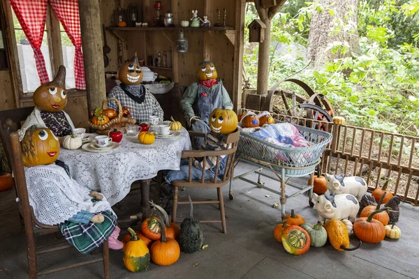 Cadılar Bayramı kurulumu çiftlikteki balkabağı aile karakterlerini içerir
