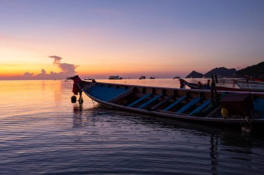 KOH TAO, THAILAND - Mart 2019 Sairee sahilinde muhteşem gün batımı, Koh Tao, Tayland sahilinde tekneler