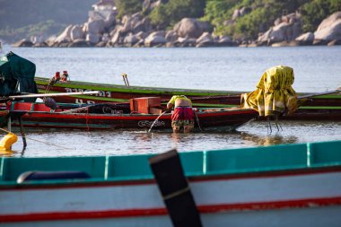 KOH TAO, THAILAND - Mart 2019 Sairee sahilinde muhteşem gün batımı, Koh Tao, Tayland sahilinde tekneler