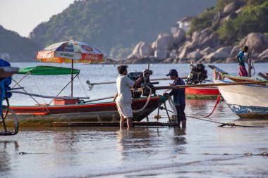 Koh Tao adası, Koh Samui, Tayland 'da tekneleri olan tropik cennet kumlu plajlar. Tayland 'da plaj tatili. Güneşli bir günde tropik Tayland plajı. Koh Tao 'daki Sairee plajı.
