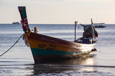 KOH TAO, THAILAND - Mart 2019 Sairee sahilinde muhteşem gün batımı, Koh Tao, Tayland sahilinde tekneler
