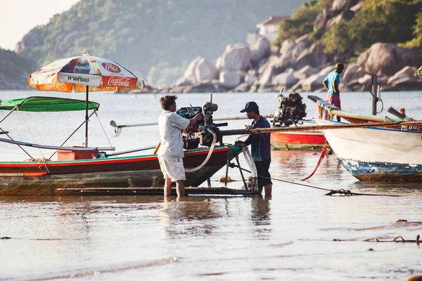 Koh Tao adası, Koh Samui, Tayland 'da tekneleri olan tropik cennet kumlu plajlar. Tayland 'da plaj tatili. Güneşli bir günde tropik Tayland plajı. Koh Tao 'daki Sairee plajı.