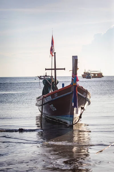 KOH TAO, THAILAND - Mart 2019 Sairee sahilinde muhteşem gün batımı, Koh Tao, Tayland sahilinde tekneler