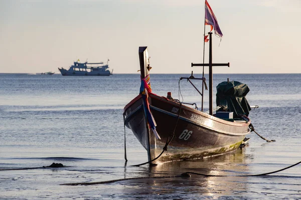 KOH TAO, THAILAND - Mart 2019 Sairee sahilinde muhteşem gün batımı, Koh Tao, Tayland sahilinde tekneler
