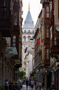 İstanbul Beyoğlu bölgesinin kalabalık dar caddesi, Galata, Türkiye
