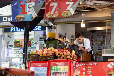 İstanbul Galata bölgesinde meyve ve meyve suyu dükkanı, Türkiye