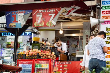 İstanbul Galata bölgesinde meyve ve meyve suyu dükkanı, Türkiye